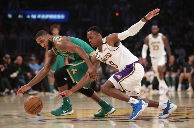  米德尔顿关键三分雄鹿险胜凯尔特人豪取四连胜